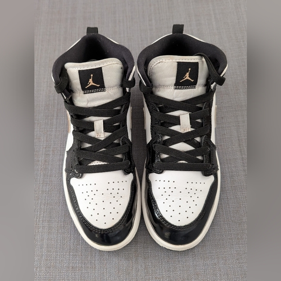 Nike Jordan 1 Mid SE Black Gold 3Y - Picture 2 of 8